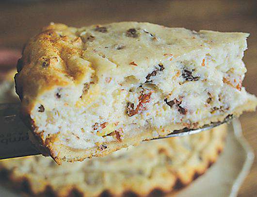 Творожник с миндалем и изюмом.