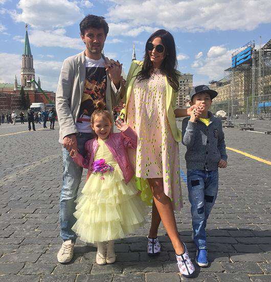 Юрий и Инна Жиркова с детьми. Фото: материалы пресс-служб.
