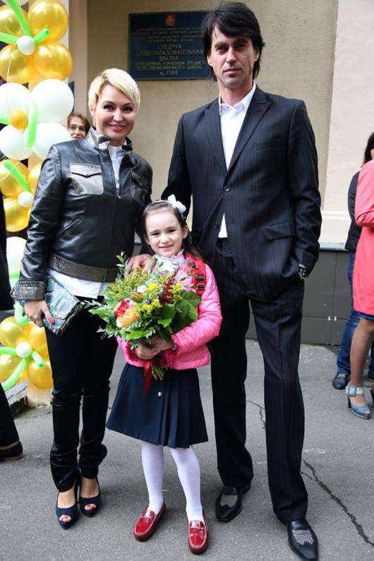 Катя Лель с дочкой и мужем.