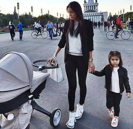 Жена рэпера уверена: «Даже имея 2-их детей и уделяя им максимум внимания, реально найти время и на себя, и на работу, и на мужа». Фото: Instagram.com/samoylovaoxana. 