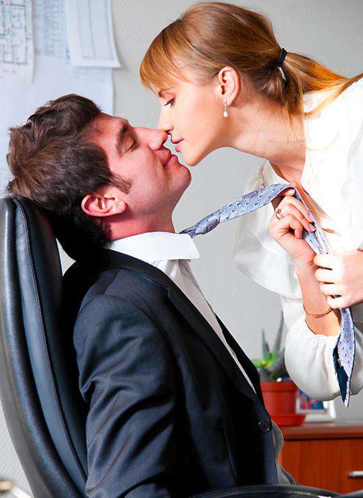 Люди, работающие по 8-9 часов в день, склонны искать себе партнеров в рабочем коллективе. Фото: Lori.ru.