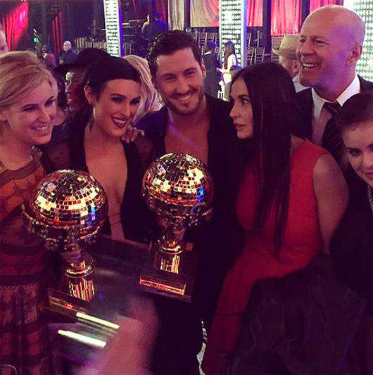 Румер Уиллис и Вэла Чмерковского поздравила с победой вся семья девушки: мама Деми Мур, папа Брюс Уиллис и сестры Скаут и Таллула. Фото: Twitter.com.