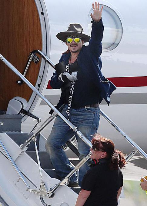 Джонни Депп сломал запястье во время автогонок