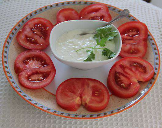 Цацики подают с хлебом, помидорами, мясными или рыбными блюдами. Фото автора.