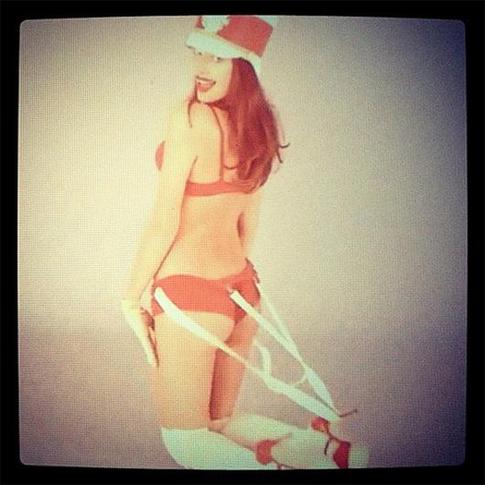 Ирина Шейк устроила стриптиз (фото)