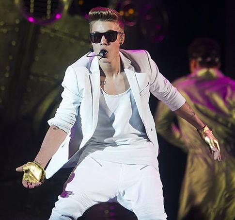 Джастин Бибер оштрафует друзей за фото