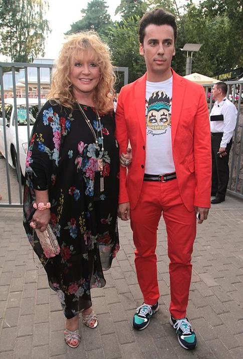 Алла Пугачева перешла на игривые наряды