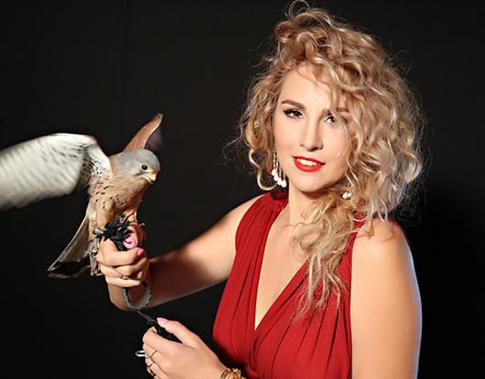 Ева Анри стала девушкой-птицей