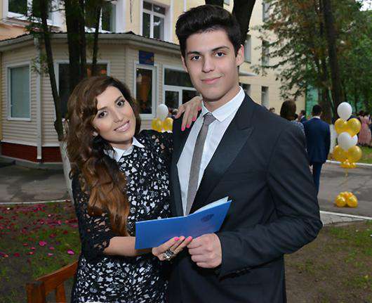 Сын певицы Жасмин Михаил Семендуев в этом году закончил школу. Фото: материалы пресс-служб.