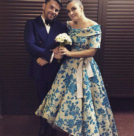 Елена Ваенга выступала в пышном платье с шелковыми цветами бирюзового оттенка. Фото: Instagram.com/Vaengaofficial.