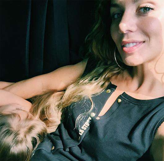 Анна Седокова с дочерьми. Фото: Instagram.com/annasedokova.