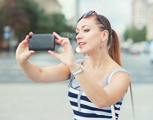 Даже безобидные селфи могут указывать на наличие подсознательных страхов. Фото: Lori.ru.