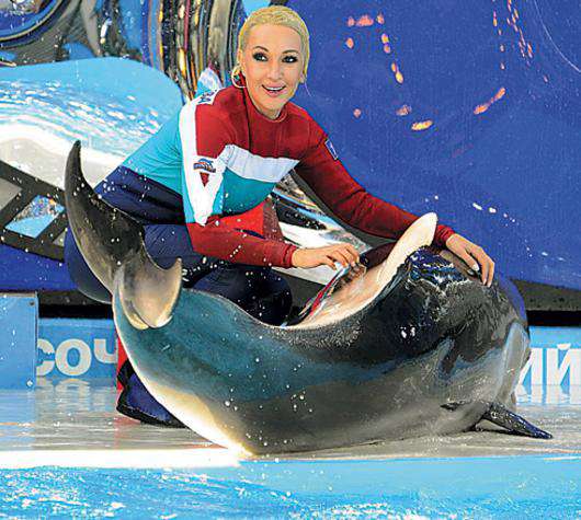 Лера Кудрявцева пробуют себя в роли дрессировщиков дельфинов. Фото: Instagram.com/Leratv.