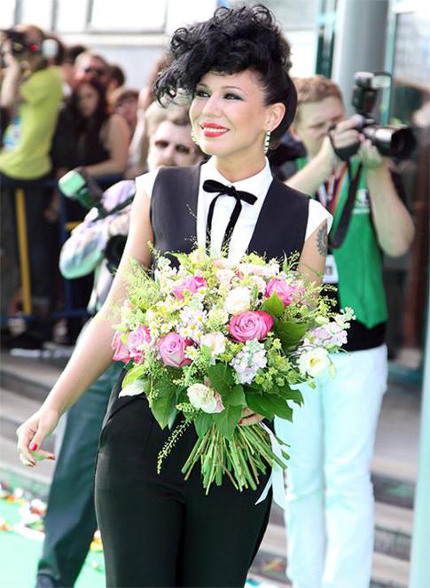 Елку заподозрили в беременности