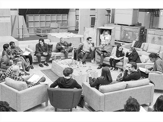 Джей Джей Абрамс на съемочной площадке с актерами фильма «Звездные Войны: Эпизод VII». Фото: Facebook.com.