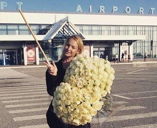 Из поездок Анастасия Волочкова всегда возвращается с огромными букетами ее любимых белых роз. Фото: Instagram.com/volochkova_art.