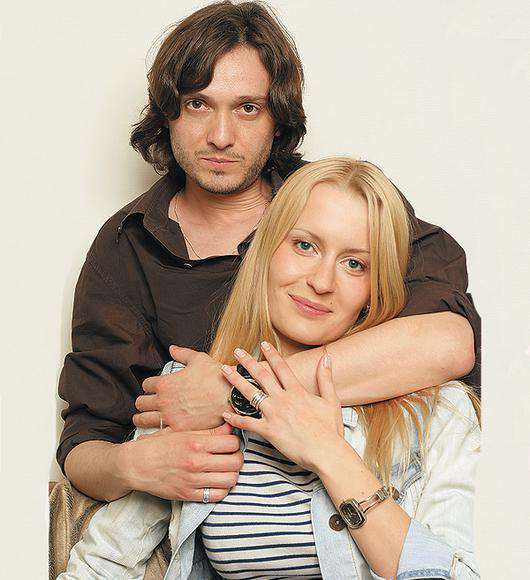 С актрисой Александрой Солянкиной Андрей живет в гражданском браке и называет ее «ангелом, сошедшим с небес».