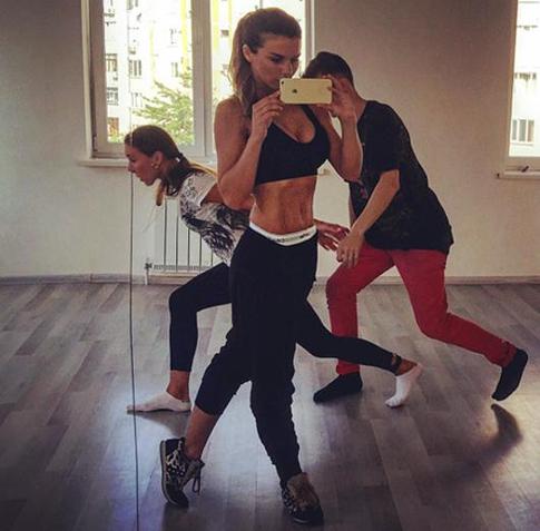 Анна Седокова намекнула на третью беременность