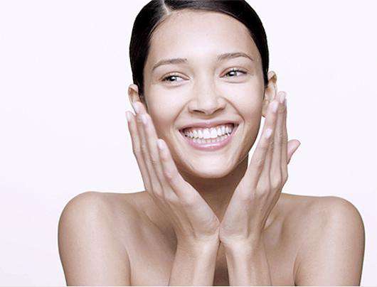 Если косметика не приносит счастья, не стоит ее пользоваться, считают основатели Clarins. Фото: www.clarins.ru.