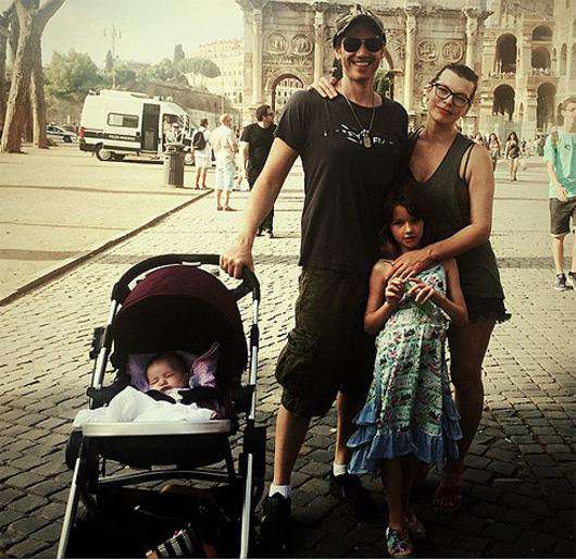 Милла Йовович с мужем Полом У.С.Андресоном и дочками Эвер и Дэшиел в Риме. Фото: Instagram.com/millajovovich.