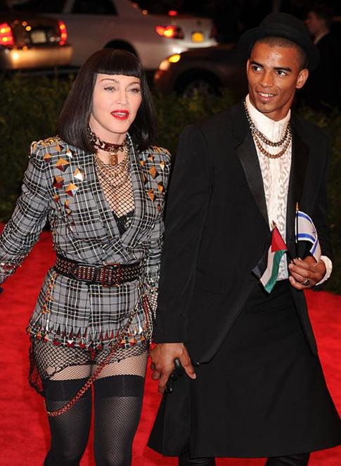 Мадонна собирается замуж за молодого любовника