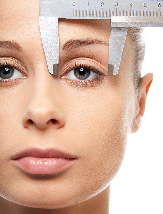 Правильная форма и цвет бровей делают лицо выразительным и ухоженным. Фото: Lori.ru.