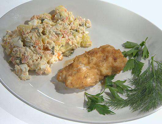 Котлеты де-воляй и салат «Поэтический». Фото: материалы пресс-служб.