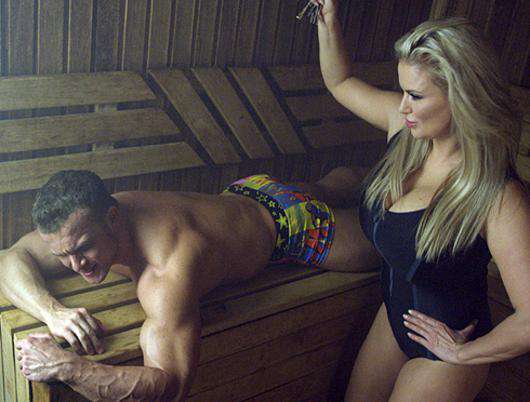 Анна Семенович в бане во время съемок нового клипа. Фото: материалы пресс-служб.