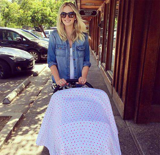 Анна Вьялицына впервые стала мамой. Фото: Facebook.com/AnneVOfficial.