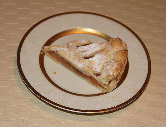 Яблочный пирог из слоеного теста. Фото автора.