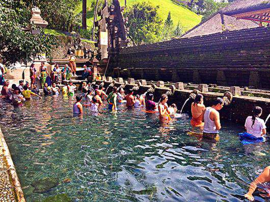 Считается, что вода в бассейны храма Tirna Empul поступает из священного источника.