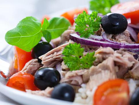 Салат с тунцом и гаспачо от Юлии Ковальчук