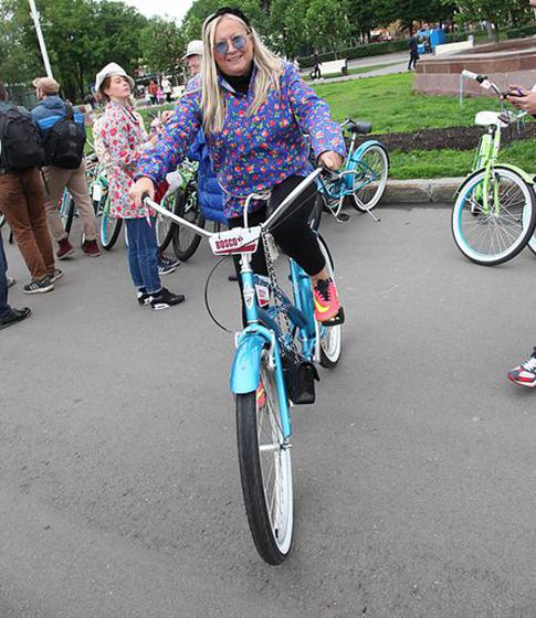 Татьяна Михалкова играет в футбол с шестью внуками