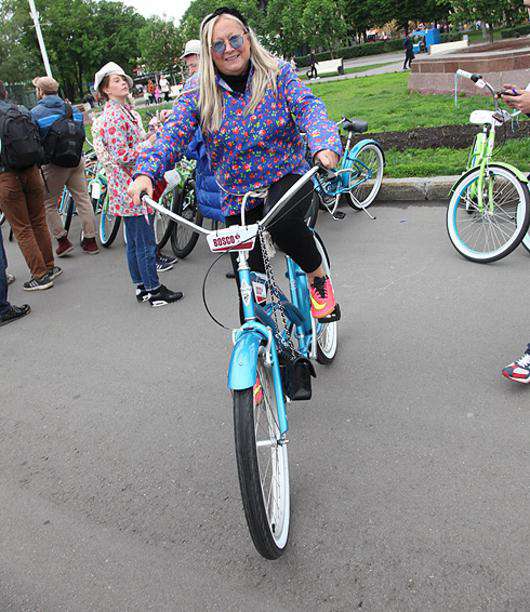 Татьяна Михалкова на велосипедной прогулке. 