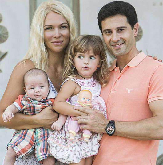 Вика и Антон Макарские с детьми. Фото: Instagram.com/makarskie.