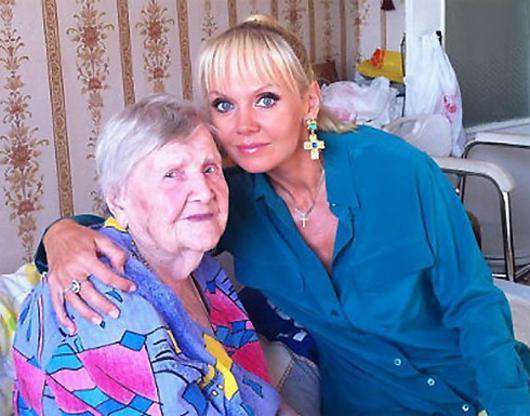 Валерия с бабушкой. Фото: Twitter.com.