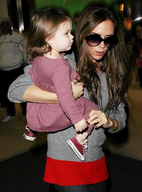 Виктория Бекхэм продает дизайнерскую одежду своей дочери