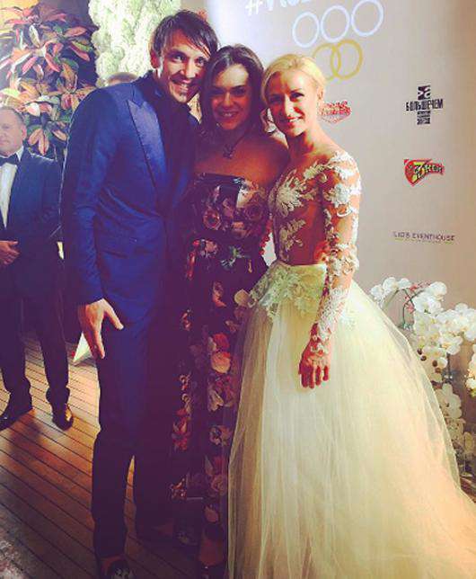 Аделина Сотникова со счастливыми молодоженами. Фото: Instagram.com/adelinasotnikova_2014.