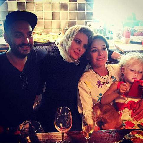 Литвинова опубликовала снимки с юбилея Хаматовой