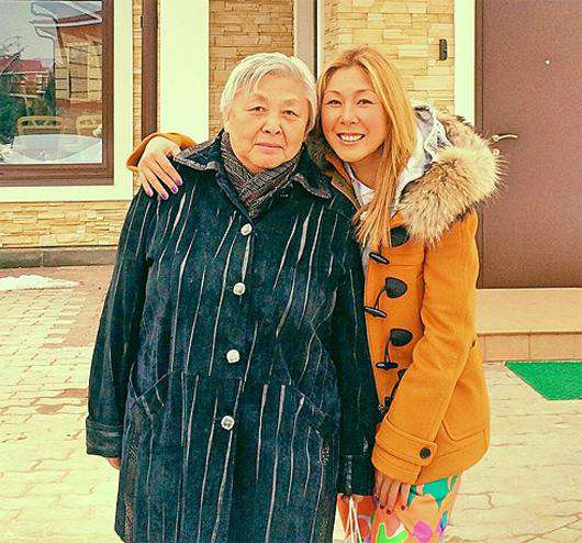 Анита Цой с мамой. Фото: Instagram.com.