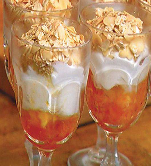 Десерт из хурмы со взбитыми сливками.