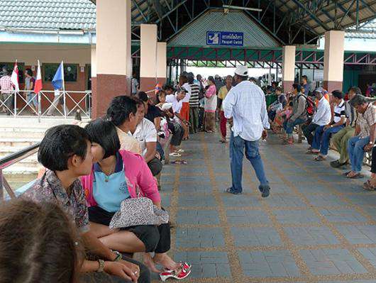 Место, откуда можно отправиться из Таиланда в соседнюю Мьянму, романтично называют «Вонючка».
