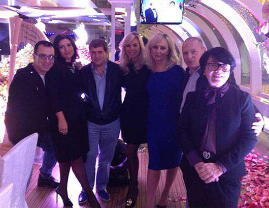 Жасмин с мужем и друзьями. Фото: Facebook.com.