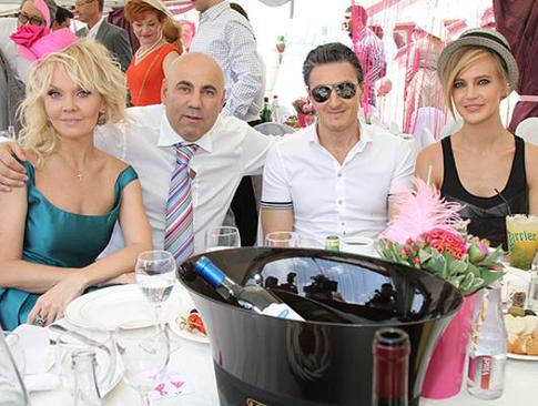 Звезды открыли сезон скачек