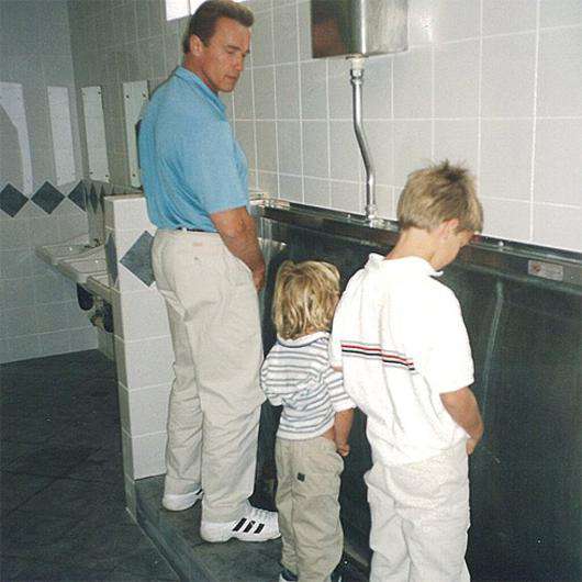 Арнольд Шварценеггер с сыновьями в общественном туалете. Фото: Facebook.com/arnold.