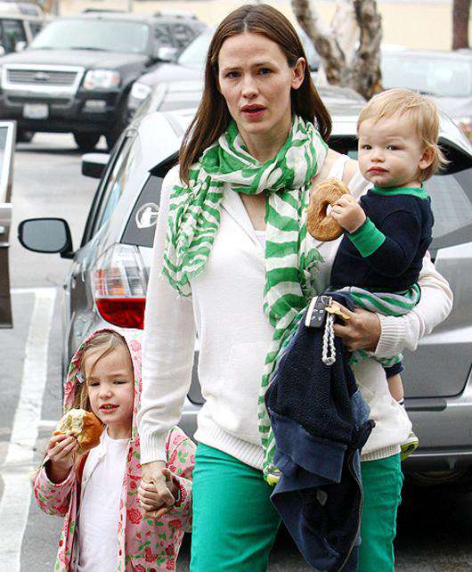 Дженнифер Гарнер с детьми. Фото: Rex Features/Fotodom.ru.