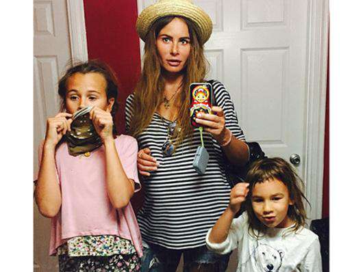 Саша Зверева со своими детьми Василисой и Макаром. Фото: Instagram.com/sashazvereva.