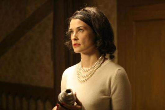 Деми Мур тяжело переживает случившееся. На фото: кадр из фильма Без изъяна.