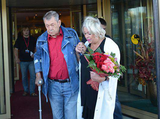 В семье Караченцова - снова проблемы, связанные с авто. 