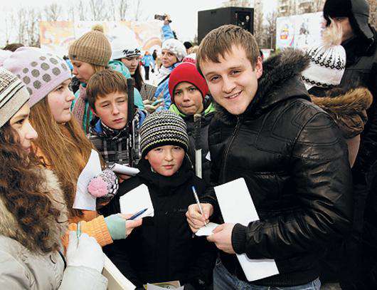 Актера Игоря Огурцова сразу окружили поклонницы.